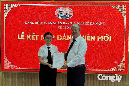 TAND khu vực 4 - Đà Nẵng kết nạp đảng viên mới nhân dịp Ngày truyền thống TAND