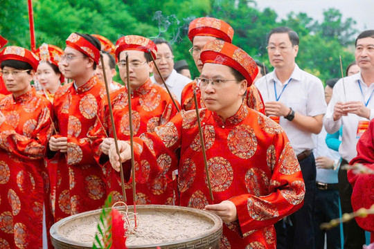 Khai hội đền Cửa Ông
