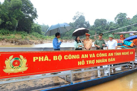 Bộ Công an tặng thuyền đưa người dân qua sông