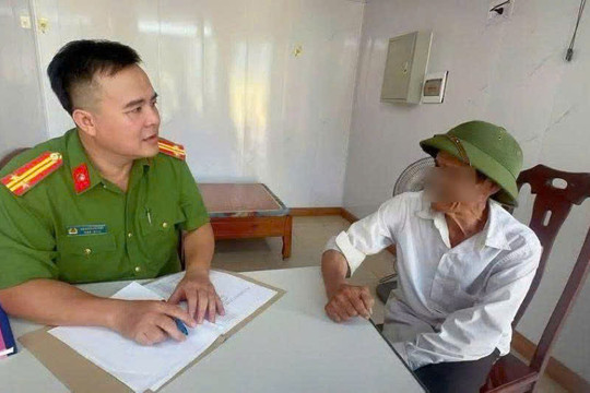 Công an hỗ trợ người cao tuổi đi lạc trở về đoàn tụ với gia đình