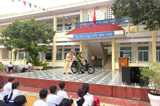 CSGT Gia Lai đồng loạt tuyên truyền an toàn giao thông tại trường học