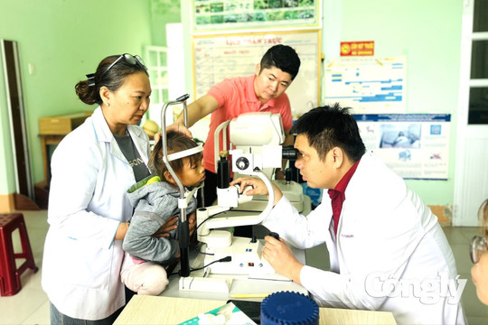 Bệnh viện Mắt Cao Nguyên phối hợp Báo Công lý khám mắt nhân đạo tại nhiều xã ở Gia Lai