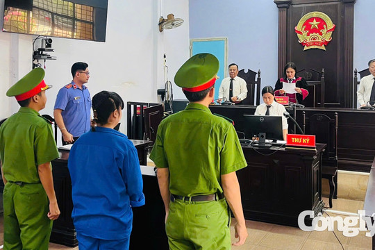 Phía sau bản án là hai đứa trẻ chờ mẹ