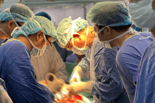 Đái máu đi viện phát hiện ung thư bàng quang