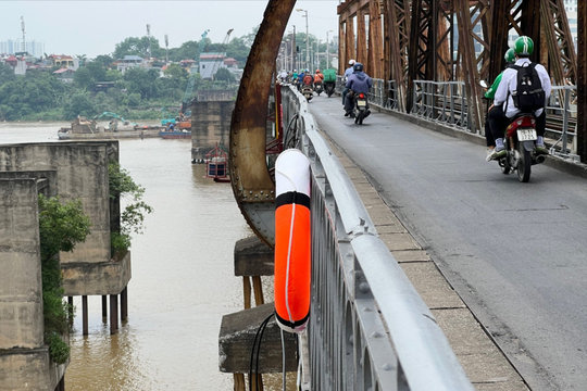 Rà soát, trang bị phao cứu sinh tại những cây cầu, bến sông