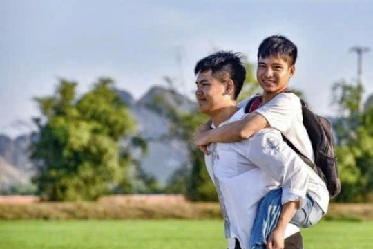 Vinh danh đôi bạn 10 năm đến trường trên một đôi chân
