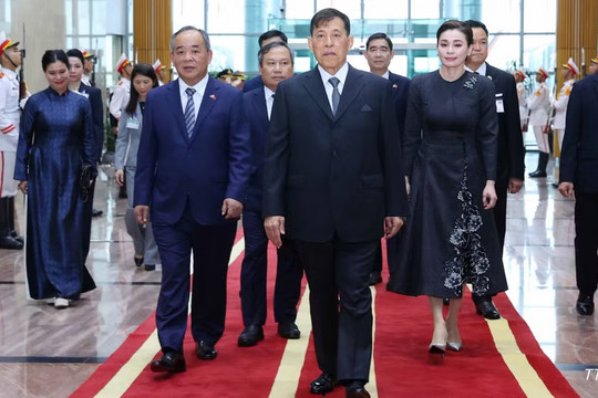 Nhà vua Vương quốc Thái Lan và Hoàng hậu đến Hà Nội, bắt đầu thăm Việt Nam