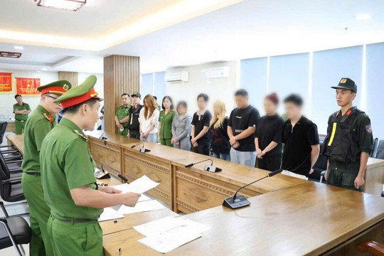 Khởi tố chủ quán cùng 6 nhân viên buôn bán khí cười
