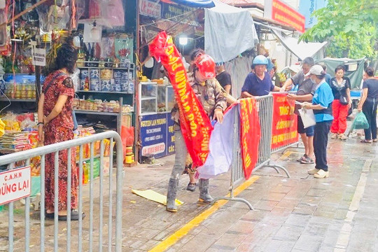Chợ Kim Liên dừng hoạt động, tiểu thương được hỗ trợ di chuyển hàng hóa