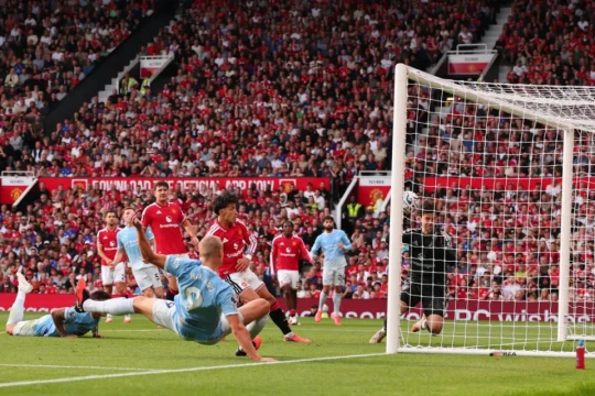 Mắc sai lầm nghiêm trọng tại trận derby Manchester, hai trọng tài phải "trả giá"