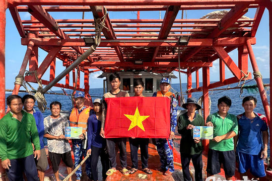 Đồng hành cùng ngư dân, góp sức phòng, chống vi phạm pháp luật trên biển