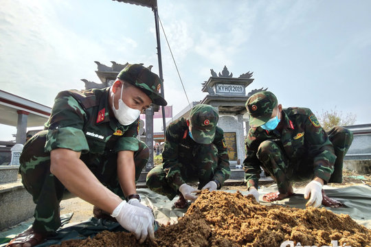 Đà Nẵng: Tìm thấy nhiều di vật trong mộ tập thể có 17 hài cốt