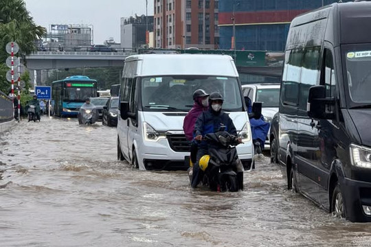 Mưa lớn dồn dập, Hà Nội ngập nhiều tuyến đường