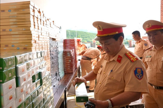 Huế tăng cường chống buôn lậu, kinh doanh thuốc lá trái phép