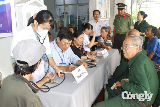 Cà Mau: Ra quân 45 ngày khám sức khỏe, sàng lọc bệnh cho Nhân dân