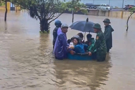 Dùng thuyền thúng đưa 120 học sinh khỏi điểm trường ngập sâu