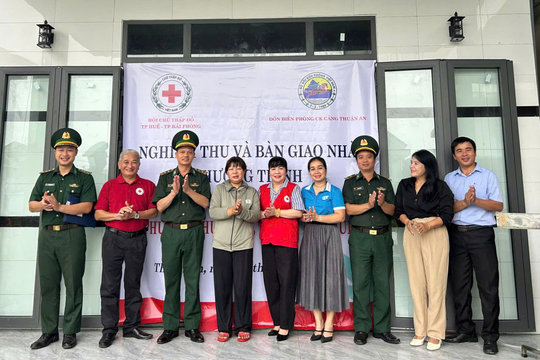 Trao nhà Chữ thập đỏ, giúp hộ nghèo an cư trước mùa bão