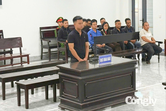 Lĩnh thêm án phạt vì dùng dao có tính sát thương cao