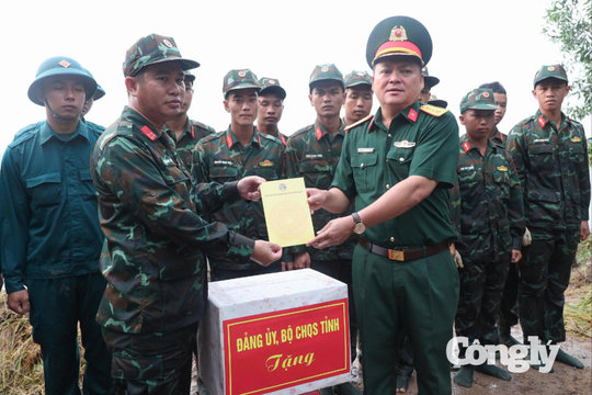 Tây Ninh thăm, động viên lực lượng giúp dân thu hoạch lúa