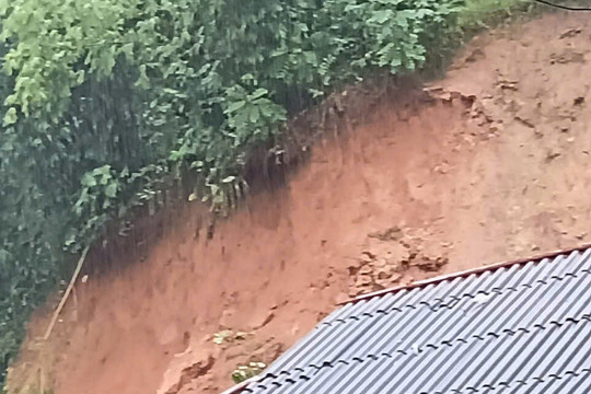 Thanh Hóa: Hàng trăm hộ dân phải sơ tán, sạt lở nhiều khu vực
