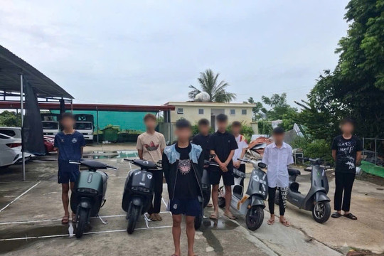 Triệu tập 9 thanh thiếu niên lái xe máy điện lạng lách, không đội mũ bảo hiểm