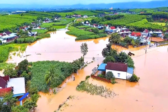 Nước lũ tràn vào khu dân cư, 45 hộ dân phải sơ tán