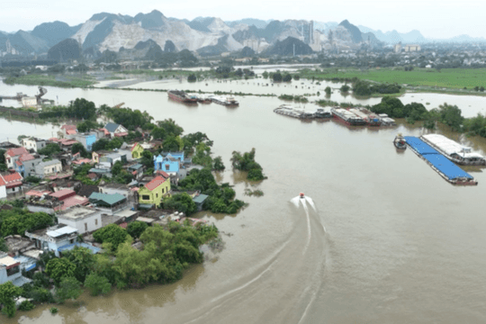 Mực nước sông Đáy dâng nhanh, cầu 72 phải tạm dừng lưu thông