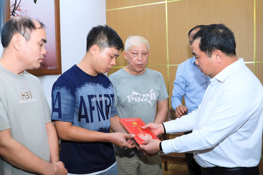 Bí thư Thành ủy Hà Nội thăm hỏi, trao tiền hỗ trợ cho gia đình các nạn nhân vụ cháy