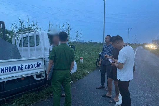 Bắt quả tang xe tải đổ chất thải ven đường