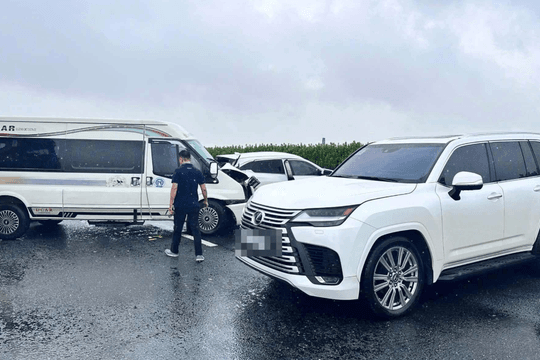 Vụ xe Lexus dừng trên cao tốc gây tai nạn: Chuyển hồ sơ cho công an thụ lý