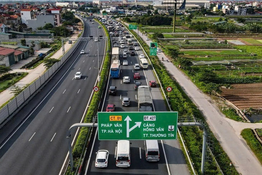 Bộ Xây dựng: Chạy xe 120 km/h trên cao tốc phải giữ khoảng cách tối thiểu 100 m