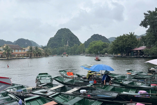 Ninh Bình điều chỉnh nhiều hoạt động du lịch do mưa lũ