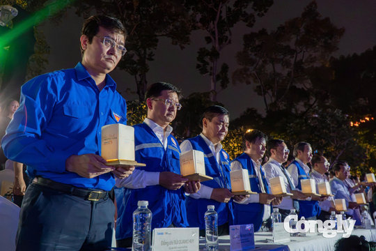 Hàng trăm người tưởng niệm nạn nhân mất vì Covid-19