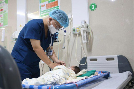 Người thân nhỏ nhầm 5 giọt axit vào miệng trẻ 1 tháng tuổi