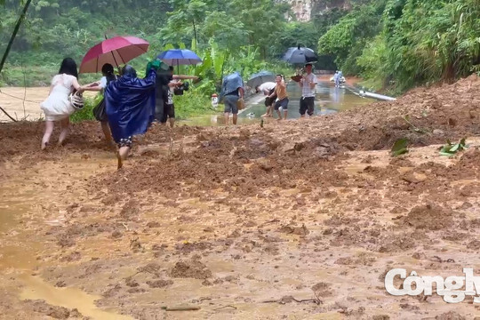 Bùn đất tràn vào nhà dân, nhiều tuyến đường ở Quan Sơn ách tắc