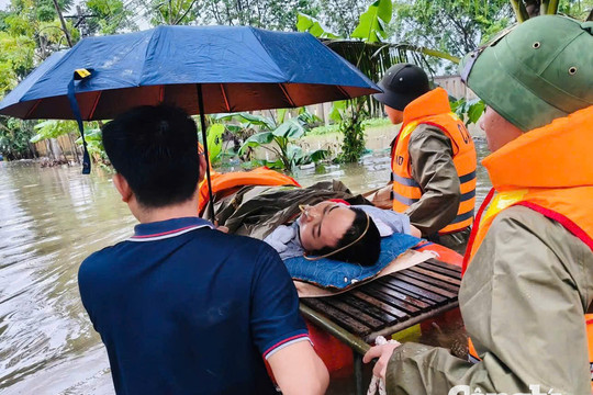 Vượt lũ đưa người bệnh, sản phụ đến bệnh viện