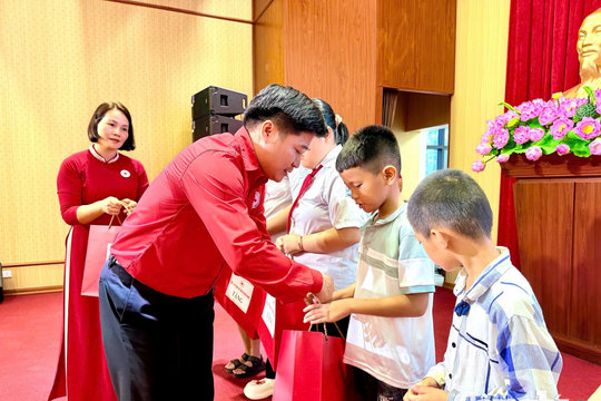 Những nhịp cầu sẻ chia trên đất Mỏ