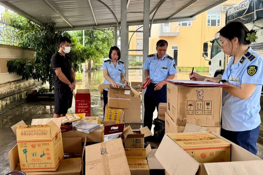 Phát hiện ô tô chở lượng lớn thực phẩm không rõ nguồn gốc