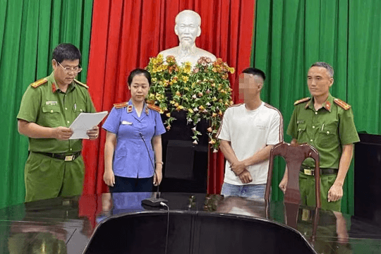 Người đàn ông bị khởi tố sau khi gửi clip nhạy cảm cho người yêu cũ