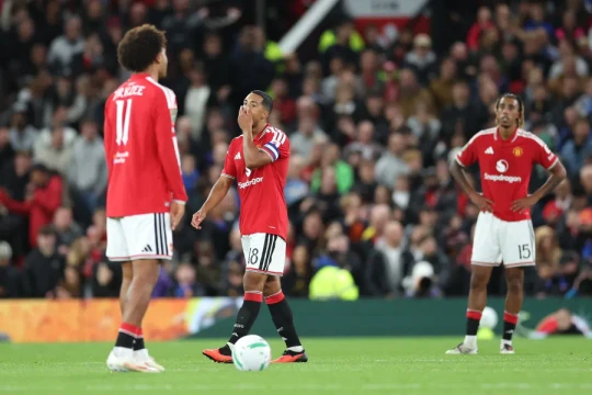 MU thua ngược Brighton 2-3: Cú sụp đổ ở Old Trafford đẩy Quỷ đỏ vào khủng hoảng