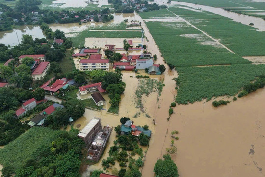 Thanh Hóa: Sơ tán gần 1.700 người dân, hoãn họp để chống lũ