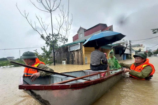 Người dân Kim Tân vật lộn chống lũ