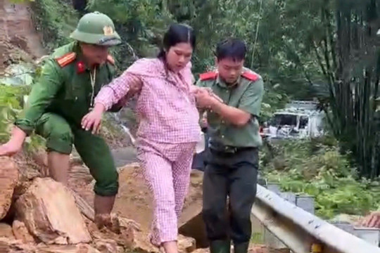 Công an căng mình trong mưa lũ ở Thanh Hóa