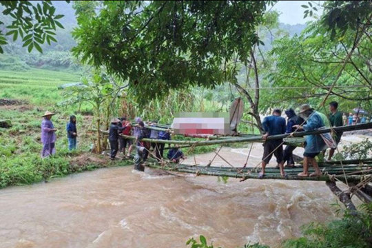 Dựng cầu tre tạm đưa quan tài qua dòng lũ dữ