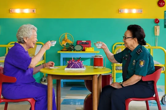 Hai “người bà quốc dân” Na Moon Hee, Kim Young Ok tái hiện tình bạn 60 năm trong MV của IU
