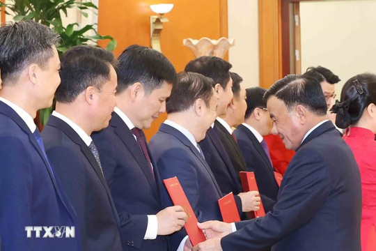 Hội nghị công bố 12 quyết định của Bộ Chính trị, Ban Bí thư về công tác cán bộ