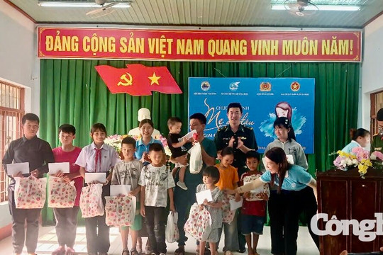 Đỡ đầu 4 học sinh có hoàn cảnh khó khăn ở xã biên giới Ea Bung
