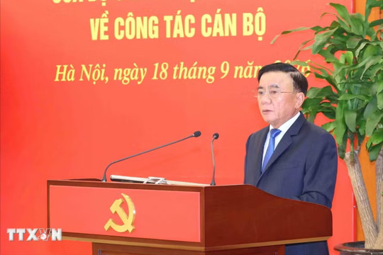 Hội nghị công bố 12 quyết định của Bộ Chính trị, Ban Bí thư về công tác cán bộ