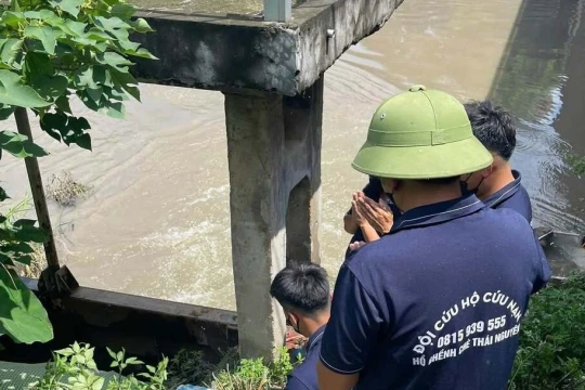 Đã tìm thấy thi thể nam sinh mất tích dưới cống tại Hà Nội