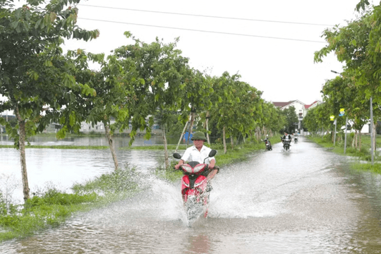 Mưa lớn ở Thanh Hóa và Nghệ An, nhiều tuyến đường ngập sâu